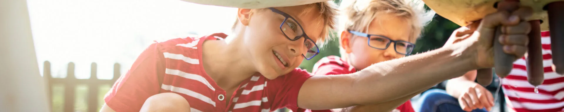 Kinderen melken koeien tijdens de boerderij excursie