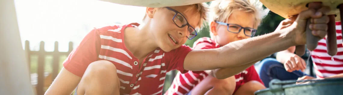 Kinderen melken koeien tijdens de boerderij excursie