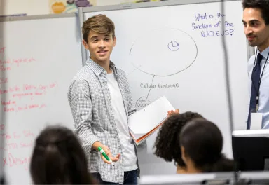 VMBO leerling voor de klas met whiteboard