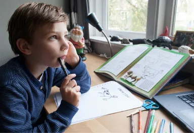 Kind uit groep 5-6 die nadenkt over zijn huiswerk