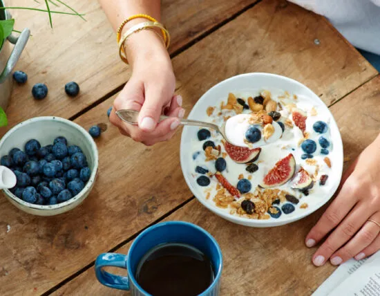 Yoghurt met fruit en muesli