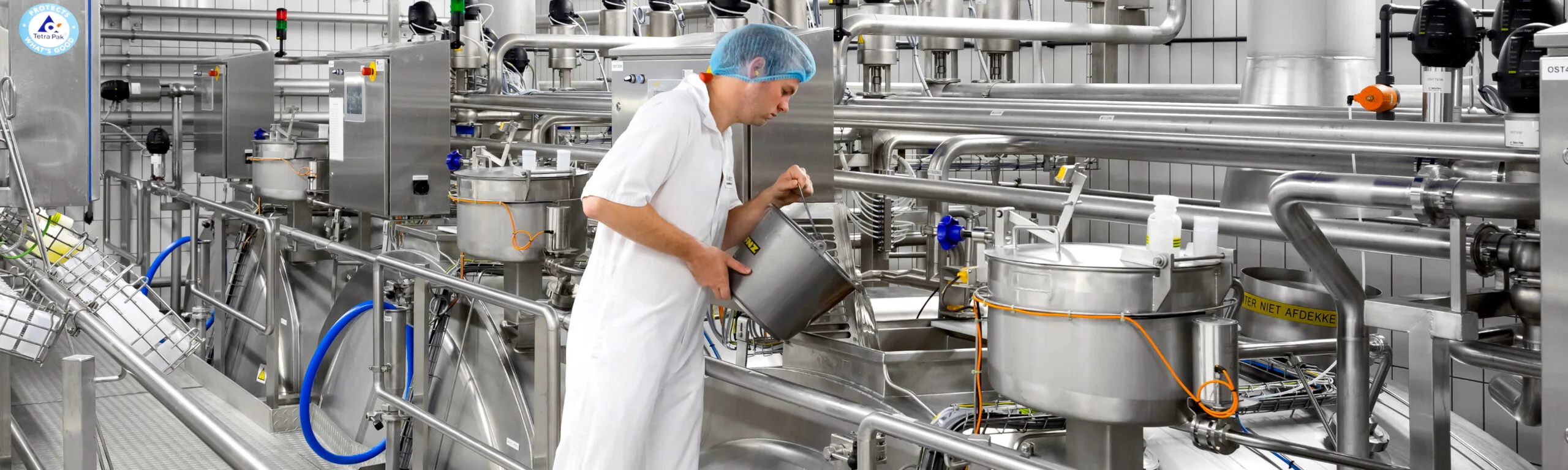 Medewerker in de zuivelfabriek