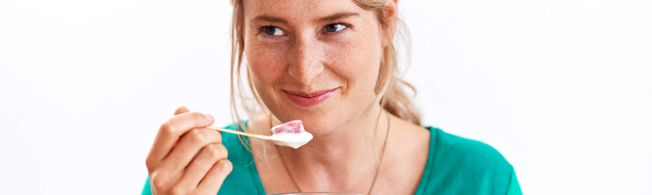 Vrouw eet yoghurt met fruit