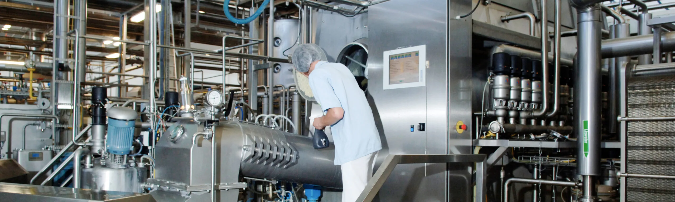 Voedingsoperator bewaakt de machine