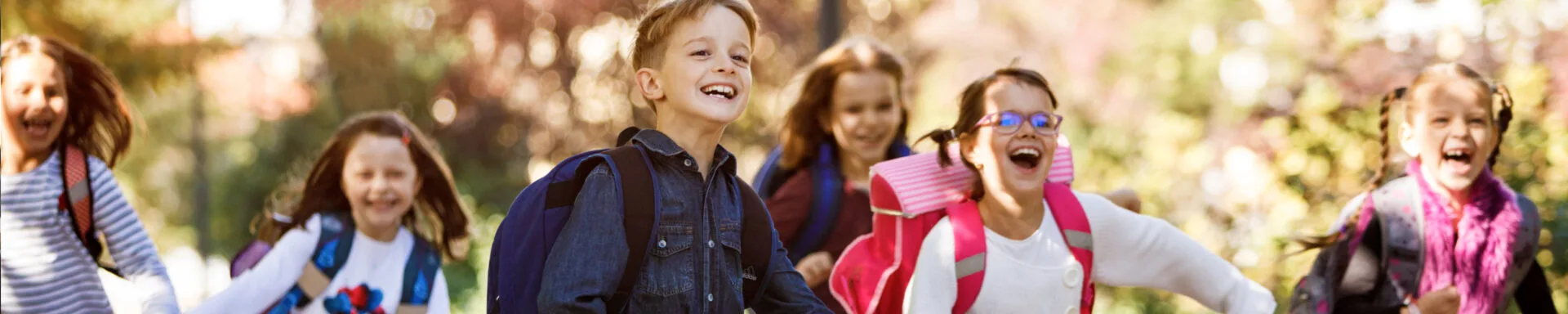 Rennende blije kinderen