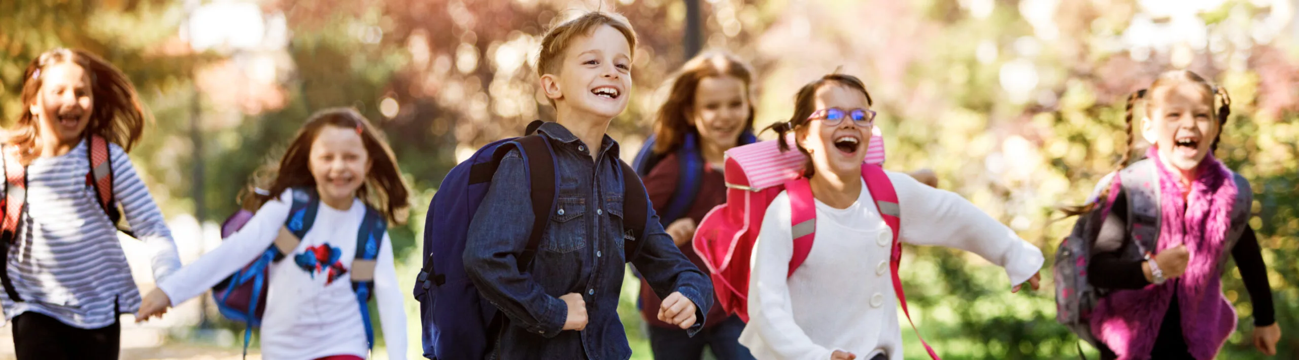 Rennende blije kinderen