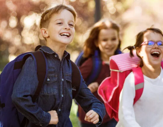 Rennende blije kinderen