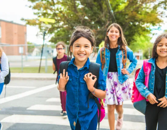 Kinderen lopend vanuit school