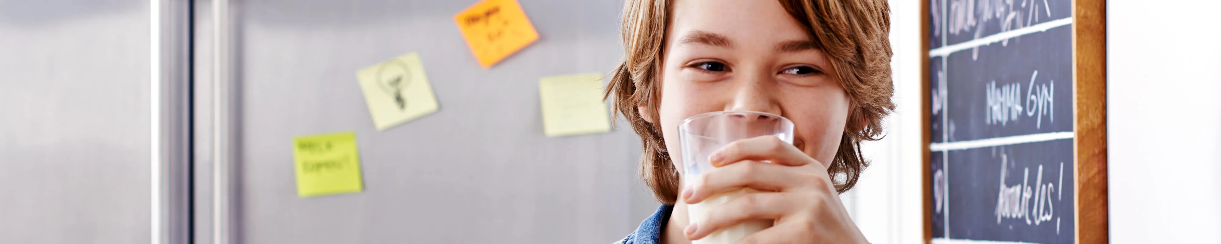 Jongen drinkt glas melk