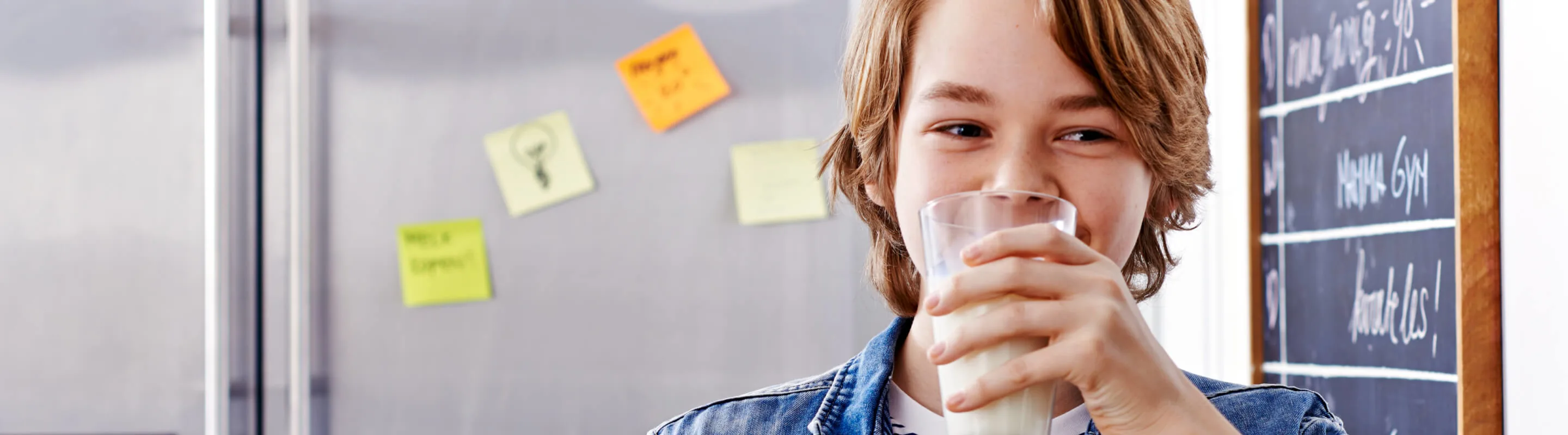 Jongen drinkt glas melk