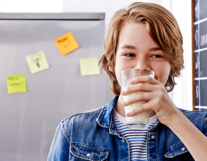 Jongen drinkt glas melk
