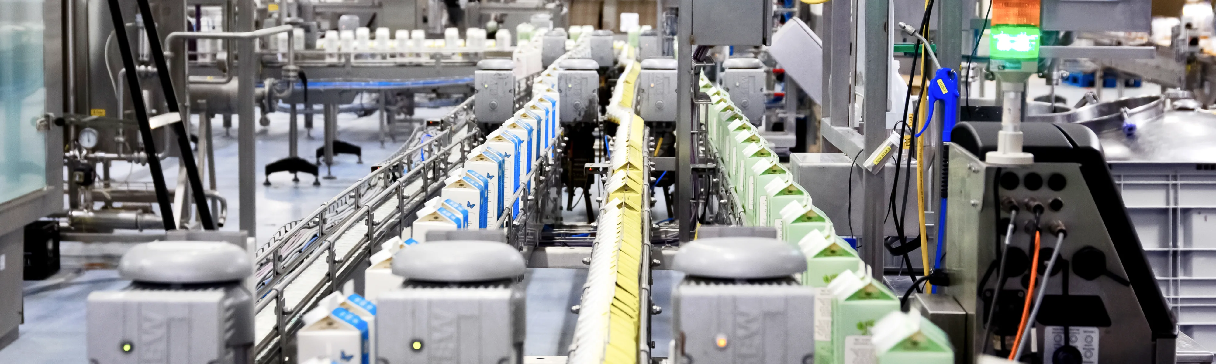 Pakken melk in de melkfabriek