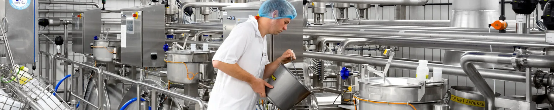 Medewerker in de zuivelfabriek