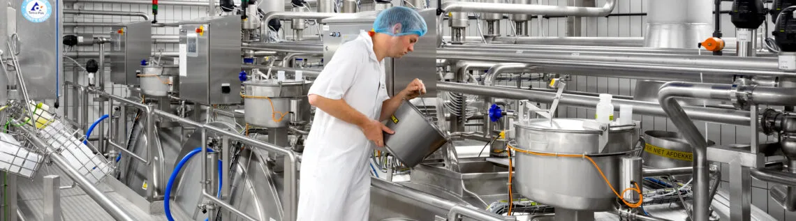Medewerker in de zuivelfabriek