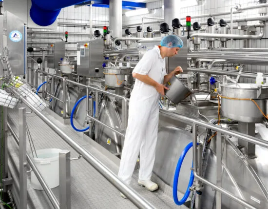Medewerker in de zuivelfabriek